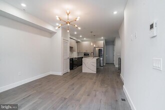 922 N 15th St-Unit -1 in Philadelphia, PA - Building Photo - Building Photo
