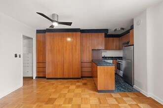 155 E 38th St, Unit 17A in New York, NY - Building Photo - Building Photo