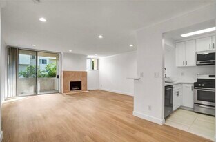 5325 Newcastle Ave, Unit 239 in Encino, CA - Building Photo