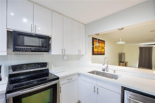 8325 Fairway Rd in Sunrise, FL - Building Photo - Building Photo