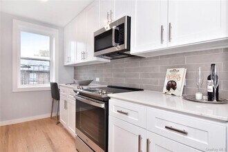 2 West St, Unit 2C in Pelham, NY - Foto de edificio - Building Photo