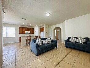 4989 Bond St W in Kissimmee, FL - Foto de edificio - Building Photo