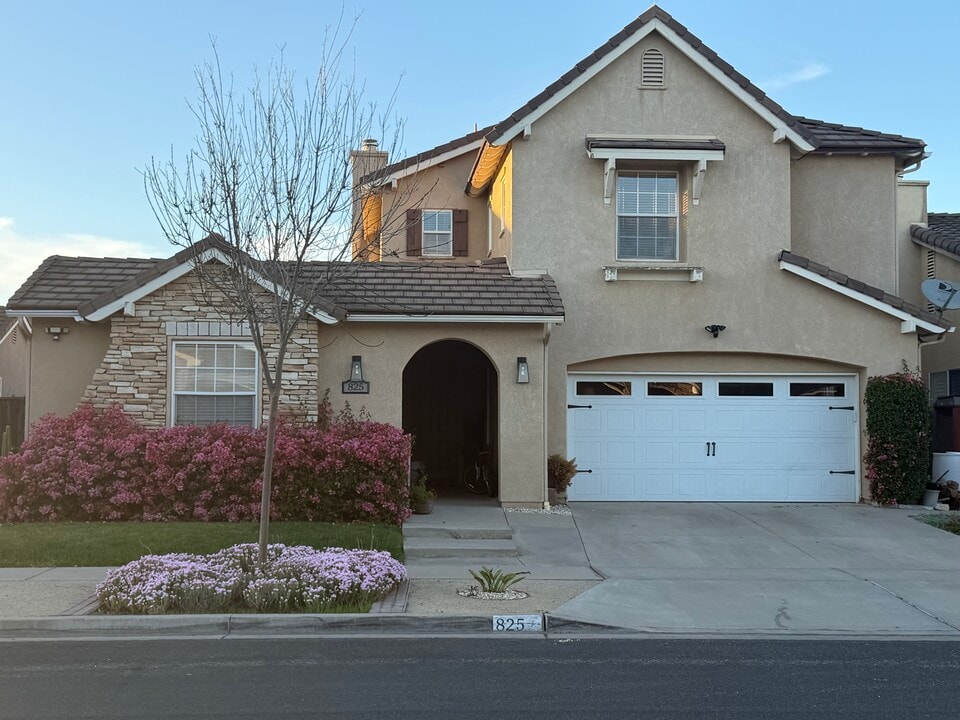 825 Goodchild Ln in Santa Maria, CA - Foto de edificio