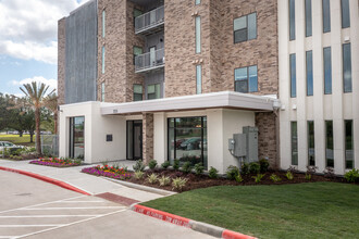 The Tramonti in Houston, TX - Building Photo - Building Photo