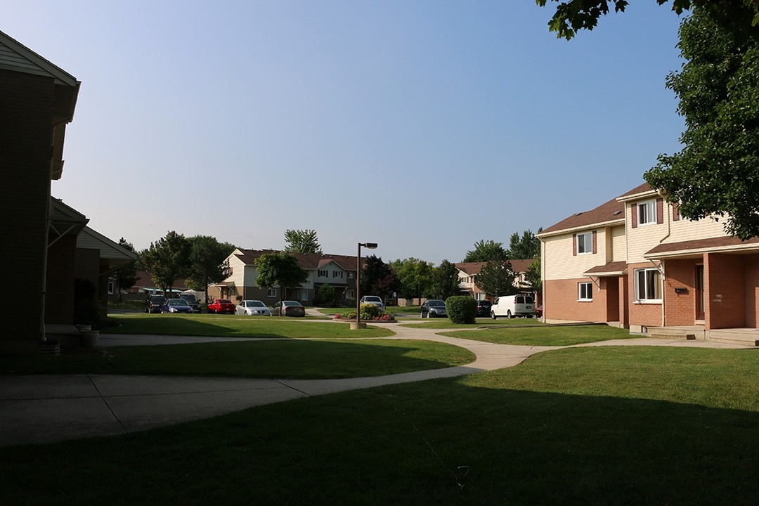 Fort Street Townhomes in Chatham-Kent, ON - Building Photo