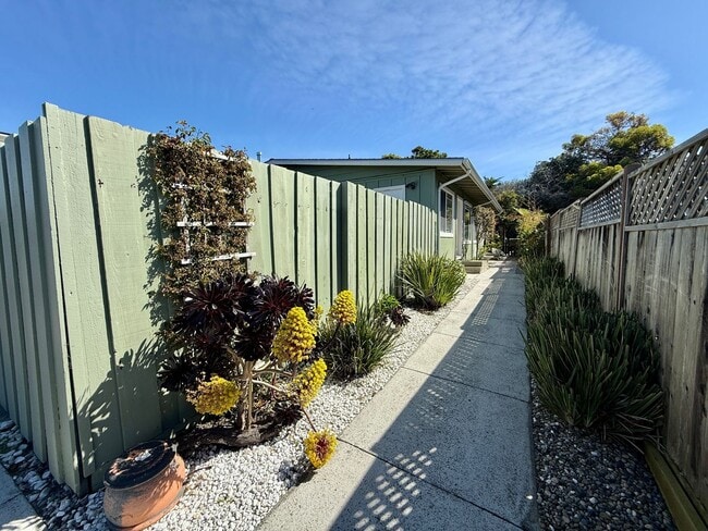 735 Bradford Way in Pacifica, CA - Building Photo - Building Photo