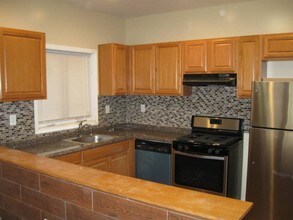 212 Bayview Ave-Unit -2 in Jersey City, NJ - Building Photo - Building Photo