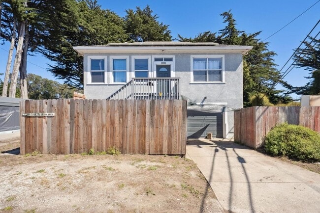 502 Vermont Ave in Moss Beach, CA - Building Photo - Building Photo
