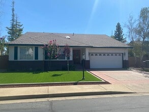 381 Bountiful Path in Redding, CA - Building Photo - Building Photo