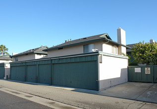 Bedford Apartments in Newport Beach, CA - Building Photo - Building Photo