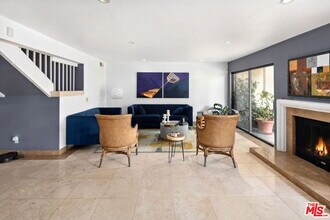 2748 Bottlebrush Dr in Los Angeles, CA - Foto de edificio - Building Photo