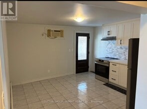 2005 Dufferin St in Toronto, ON - Building Photo - Building Photo