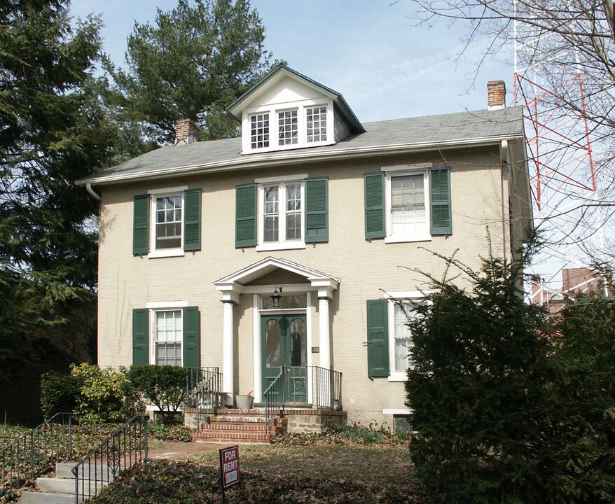 25 E Washington St in West Chester, PA - Building Photo