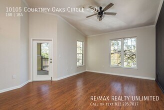 10105 Courtney Oaks Cir in Tampa, FL - Foto de edificio - Building Photo