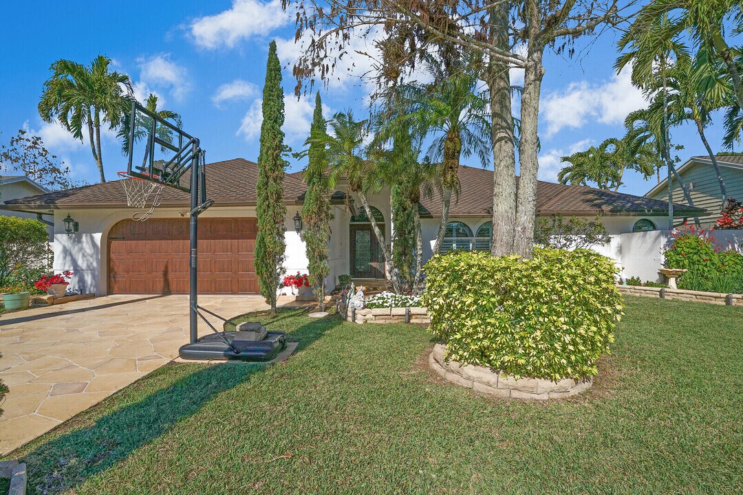 1313 Brampton Cove in Wellington, FL - Building Photo