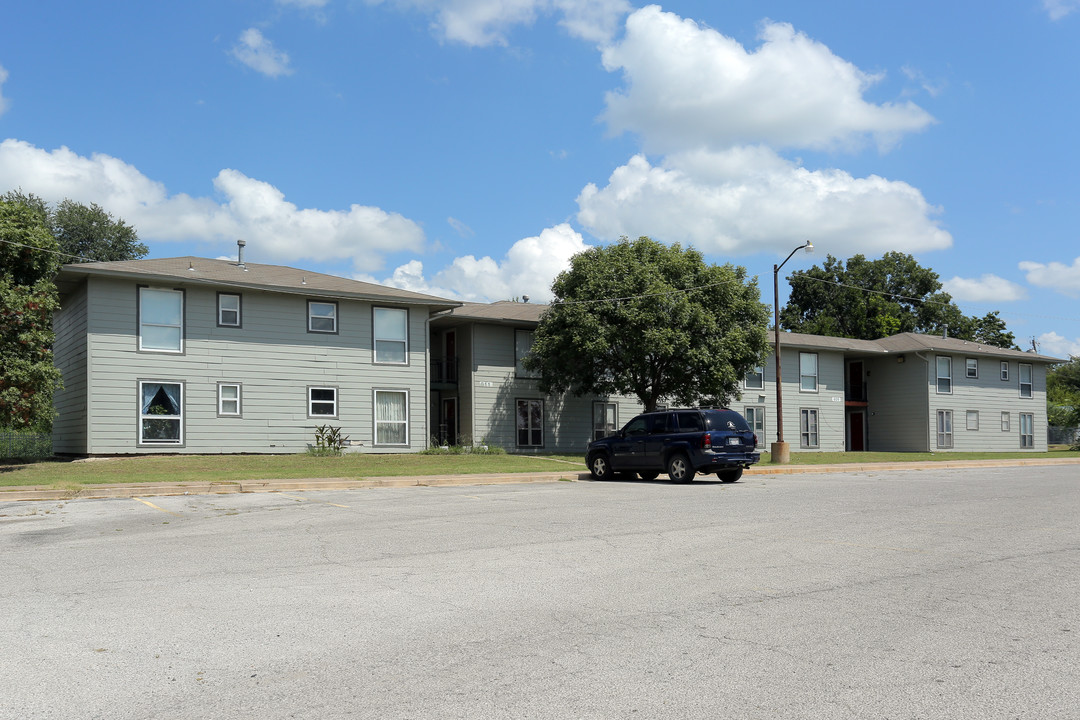 9 East in Okmulgee, OK - Building Photo