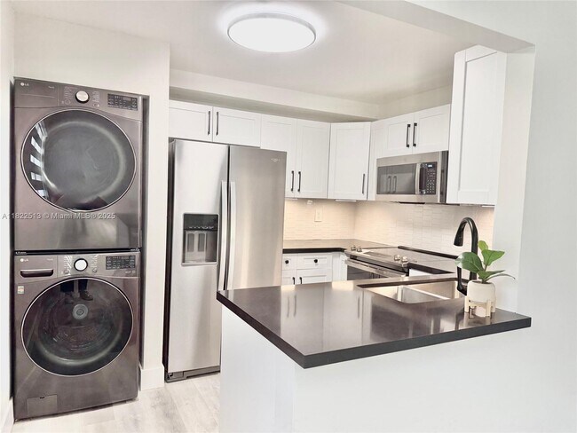 10309 NW 9th St Cir in Miami, FL - Building Photo - Building Photo