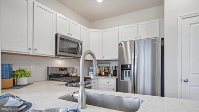 80 Alexander Wy in Mount Holly, NJ - Building Photo - Building Photo