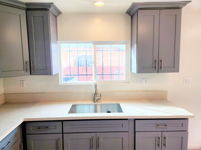 1241 E 80th St, Unit 1241 in Los Angeles, CA - Building Photo - Building Photo