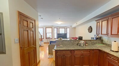 112 Allston St, Unit 1 in Boston, MA - Foto de edificio - Building Photo
