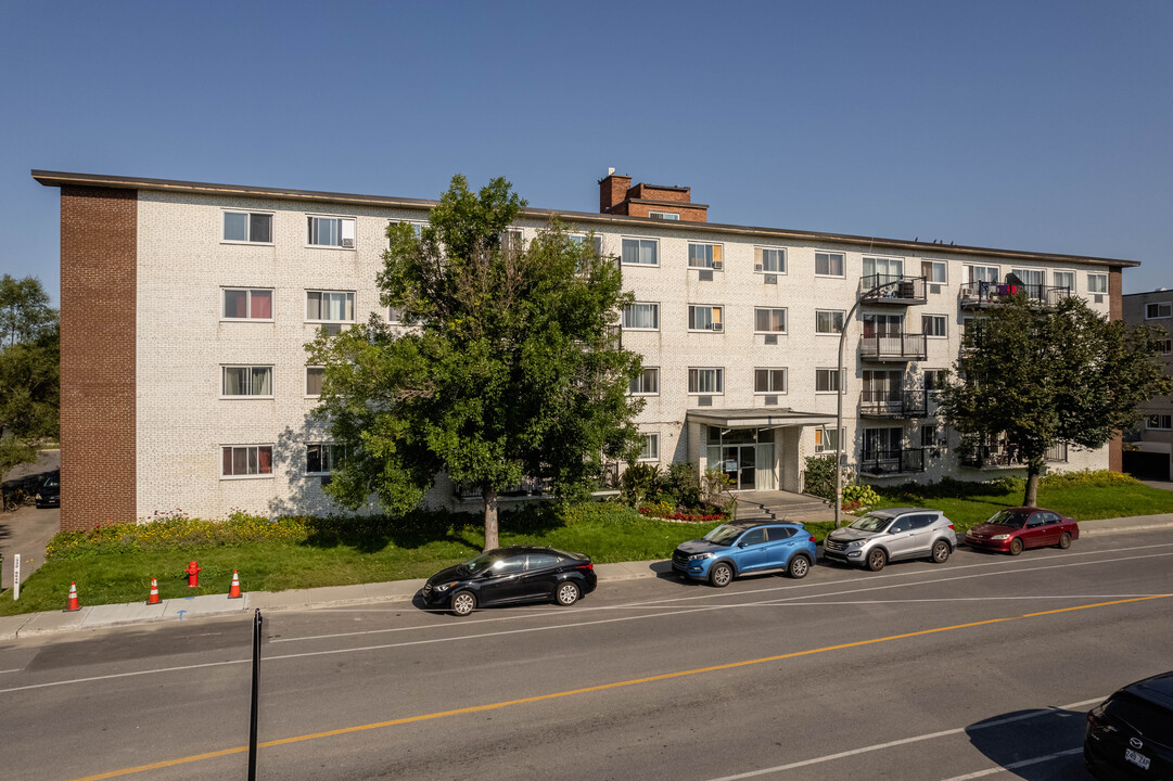 2375 Ward Rue in St. Laurent, QC - Building Photo