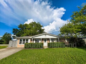 215 S Kimbrel Ave in Panama City, FL - Building Photo