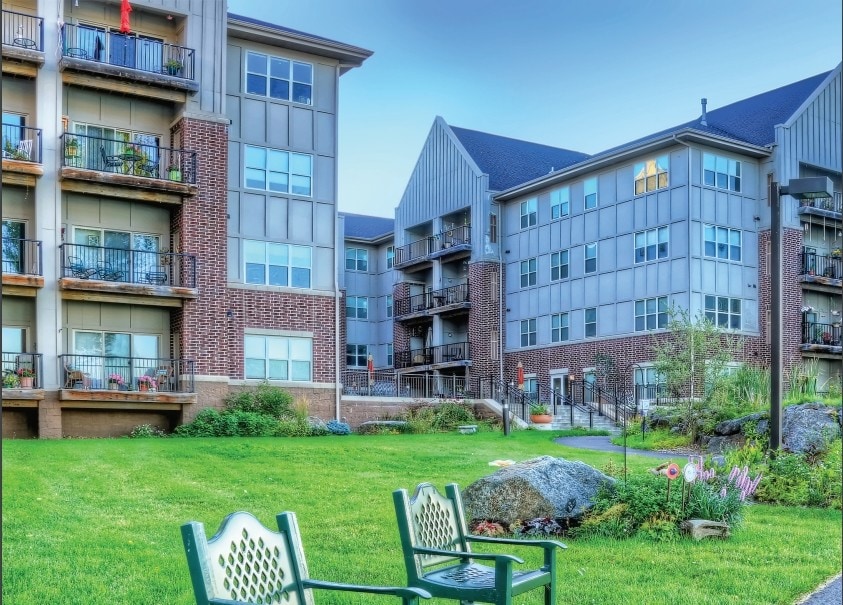 The Crest at Lakeshore in Duluth, MN - Building Photo