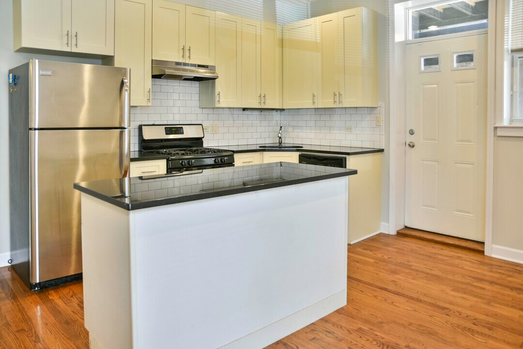 855 Cornelia W Ave, Unit 1e in Chicago, IL - Foto de edificio