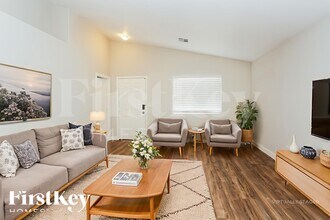 7908 Olympus Ave in Las Vegas, NV - Building Photo - Building Photo