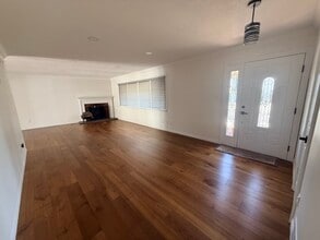 11130 Canby Ave in Porter Ranch, CA - Foto de edificio - Building Photo