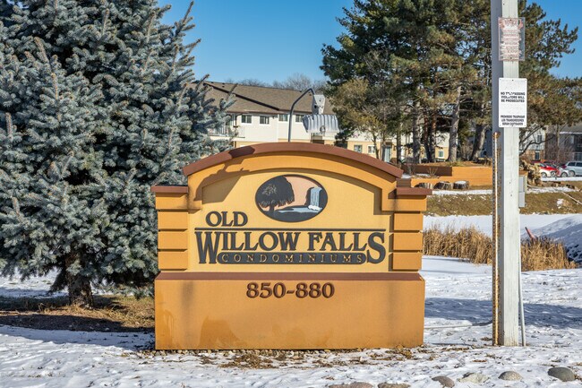 Old Willow Falls Condominiums in Prospect Heights, IL - Foto de edificio - Building Photo