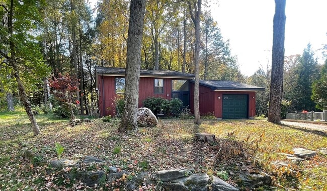 121 Pleasantview Dr in Dalton, MA - Building Photo - Building Photo