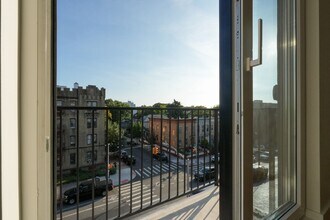 271 E 28th St in Brooklyn, NY - Foto de edificio - Building Photo