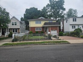 55 Juniper Rd in Port Washington, NY - Building Photo