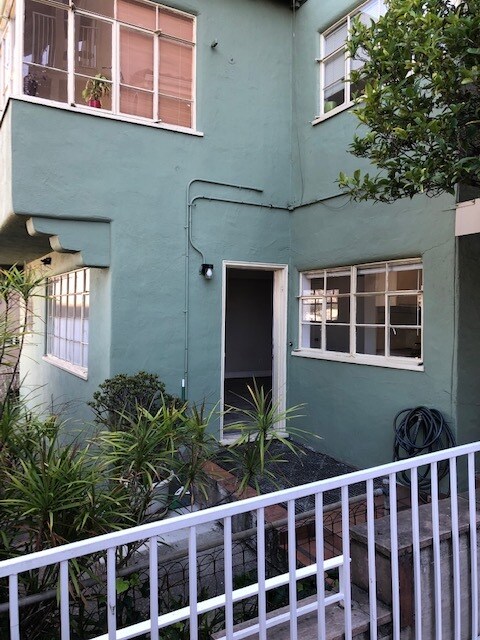 561 Merritt Ave in Oakland, CA - Building Photo