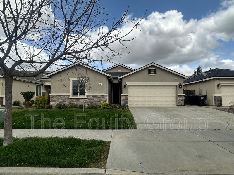 3842 E Evergreen Ave in Visalia, CA - Building Photo