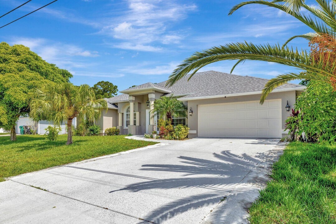 1701 SW Penrose Ave in Port St. Lucie, FL - Foto de edificio