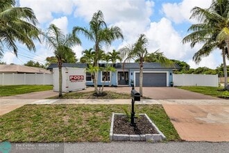 1398 NW 14th Ct in Boca Raton, FL - Foto de edificio - Building Photo