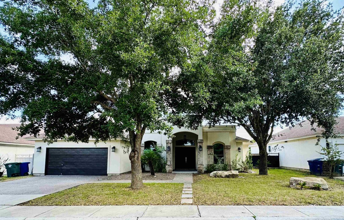 195 Lake Carnegie Ct in Laredo, TX - Building Photo