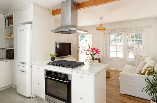 property at 1152 Wilcox Pl