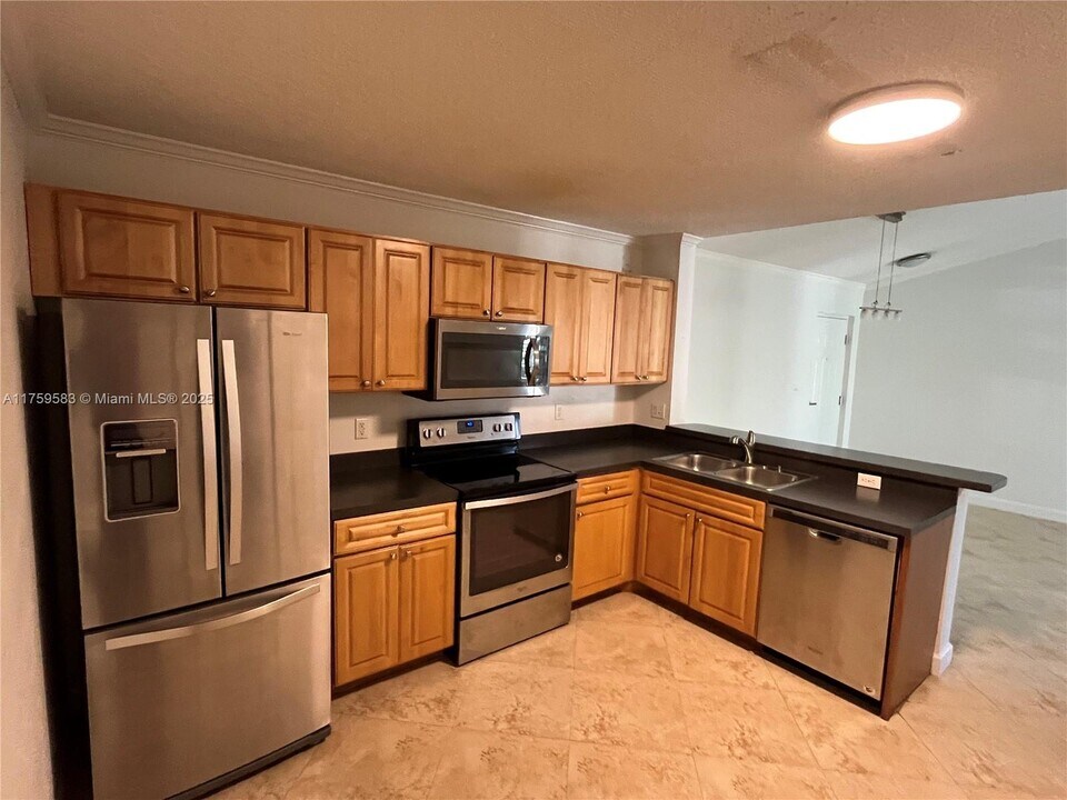 10121 W Sunrise Blvd, Unit 304 in Plantation, FL - Building Photo