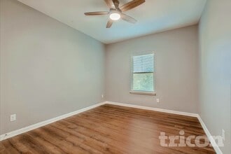 1990 Timber Oaks Dr in Garland, TX - Foto de edificio - Building Photo