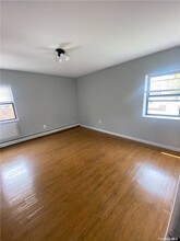 898 Herzel Blvd-Unit -2W in Lindenhurst, NY - Foto de edificio - Building Photo