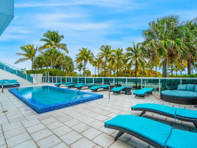 9201 Collins Ave, Unit 122 in Surfside, FL - Foto de edificio - Building Photo