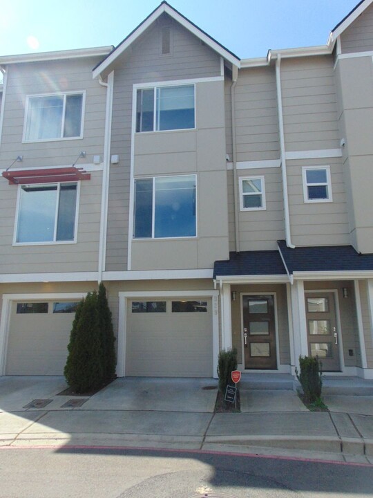 329 Vashon Ct NE in Renton, WA - Building Photo