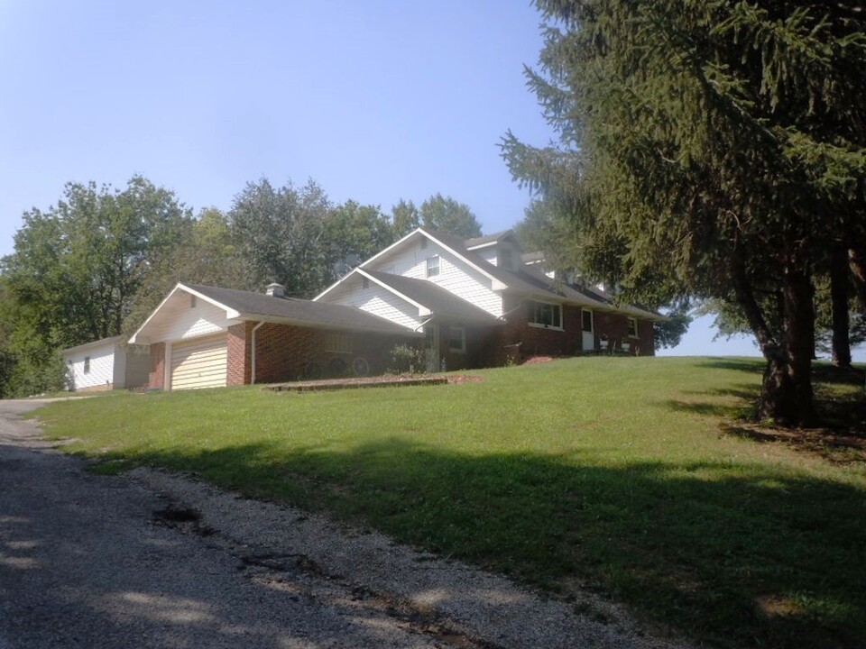 13438 Michael Rd in Highland, IL - Building Photo