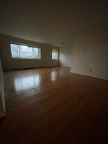 35 Burnside Ave, Unit B7 in East Hartford, CT - Building Photo