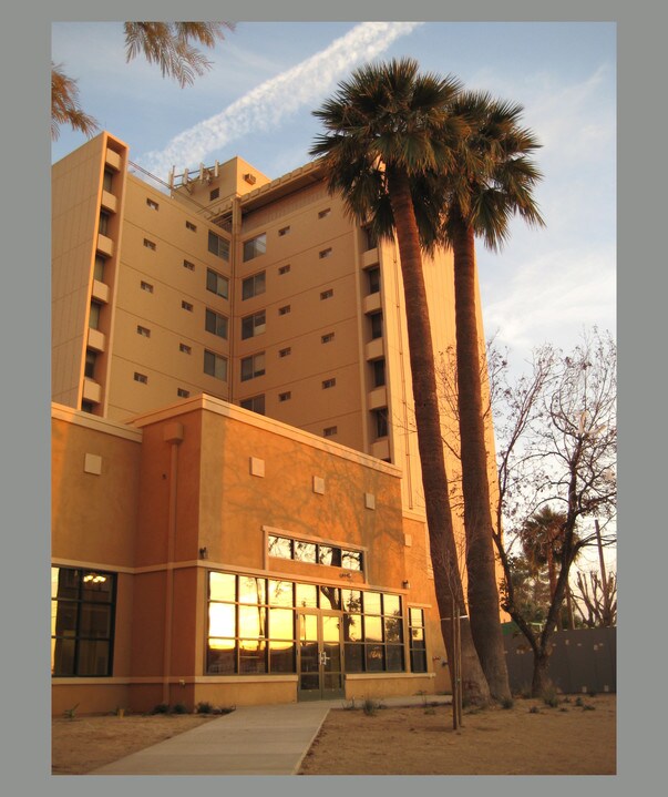 Memorial Towers Senior Apartments in Phoenix, AZ - Foto de edificio