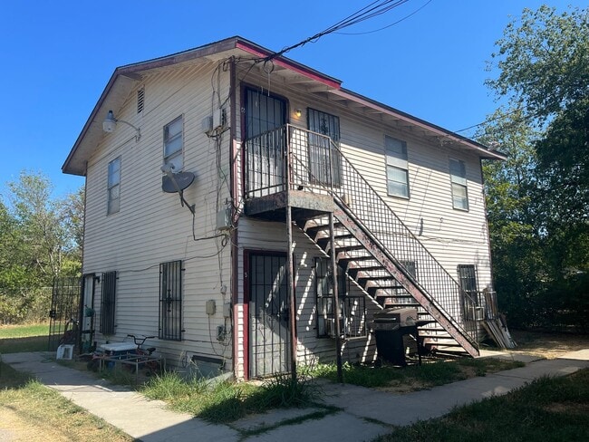 property at 2513 Quintana Rd