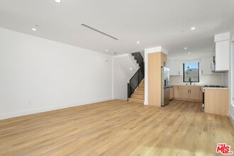 111 Orlando Ave in Los Angeles, CA - Building Photo - Building Photo